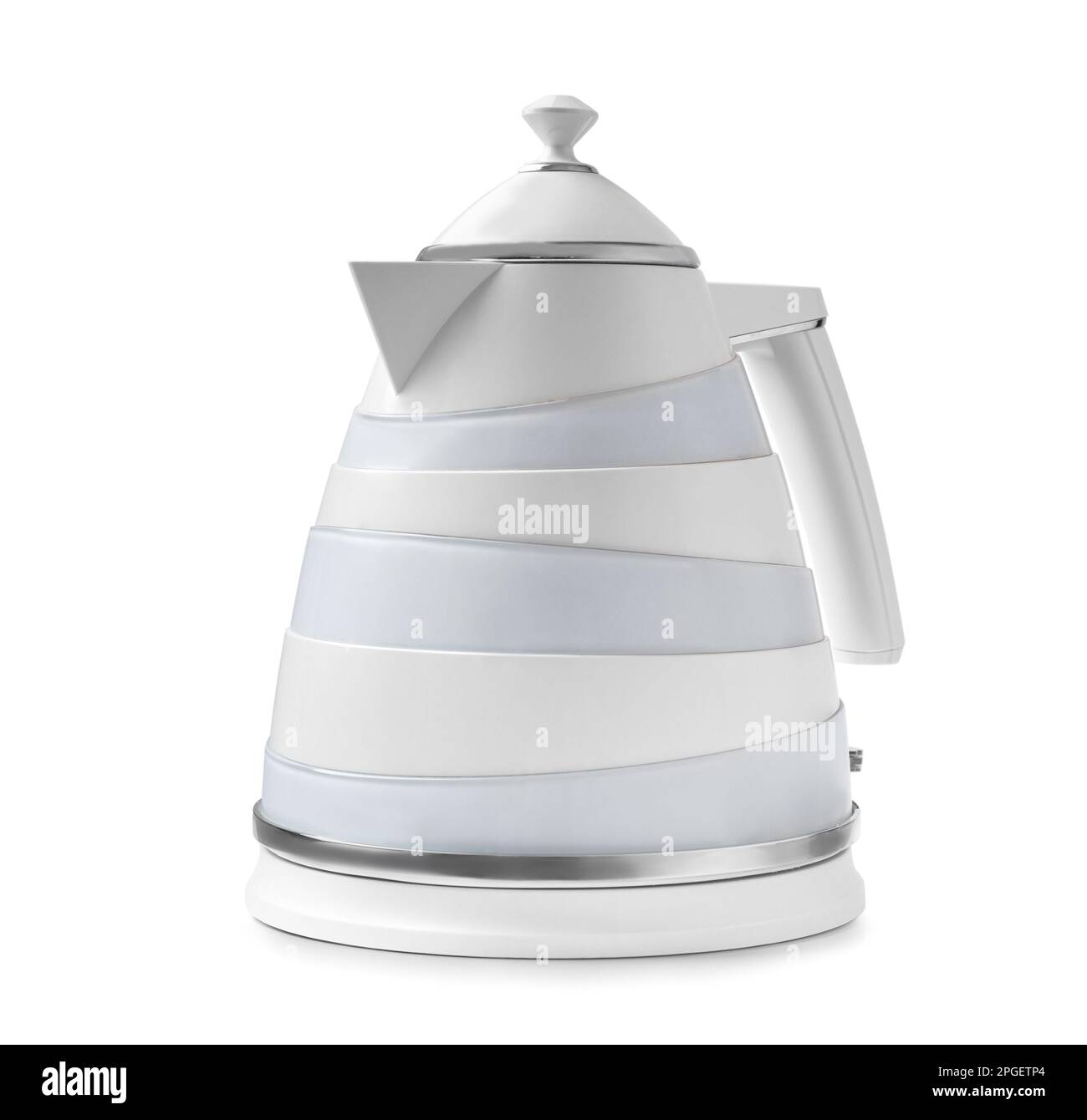 bouilloire électrique en plastique sur isolation. Bouilloire électrique moderne. Théière légère sur fond blanc. Appareils électriques domestiques pour la cuisine. Banque D'Images