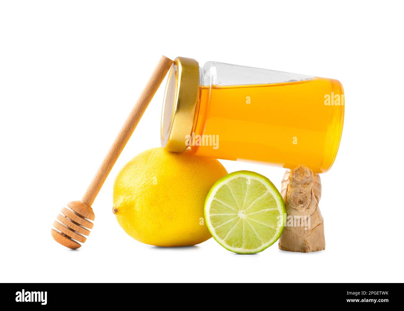 Composition conceptuelle du miel dans un pot fermé, un balancier, un citron, un citron vert et un gingembre sur fond blanc. Encore la vie des agrumes et du miel. Banque D'Images