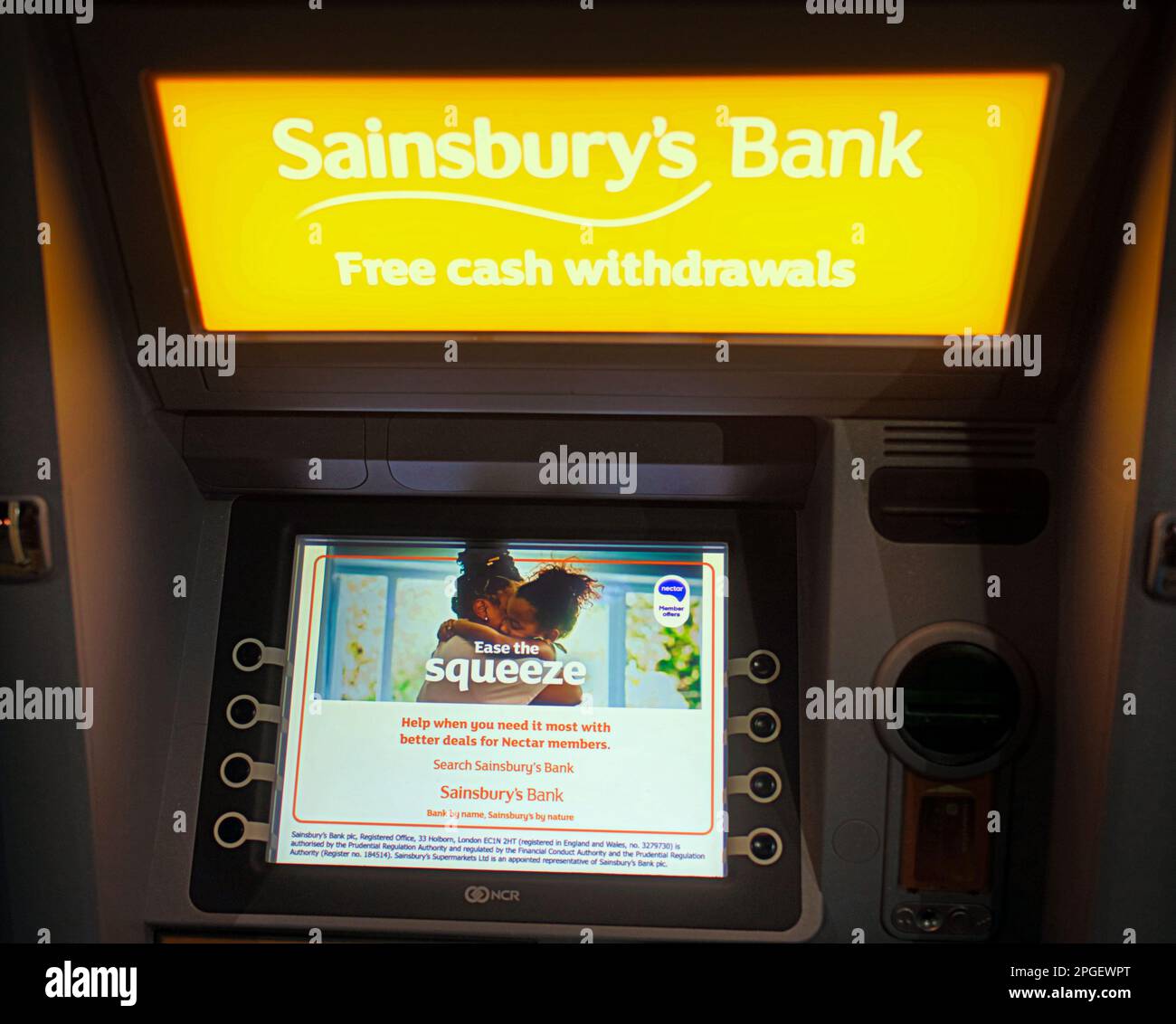 Le distributeur automatique de billets de la banque Sainsburys avec le message Squeeze Banque D'Images