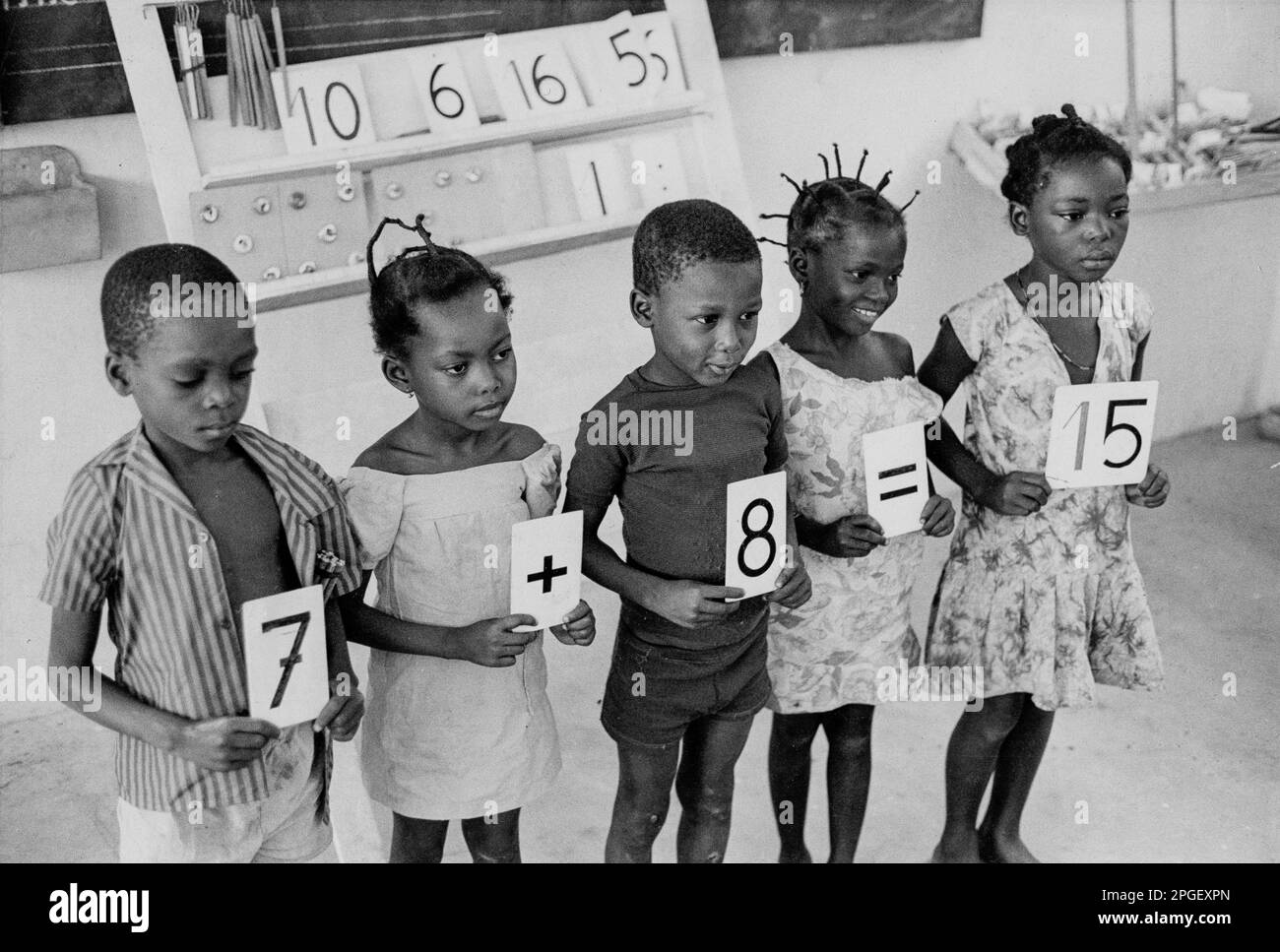 République centrafricaine image historique, 1964, d'une classe scolaire à Bangui dans un centre de formation pour les enseignants de l'UNICEF. Banque D'Images