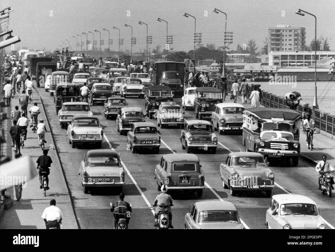 Nigeria 1963 Pont avec circulation à Lagos Banque D'Images