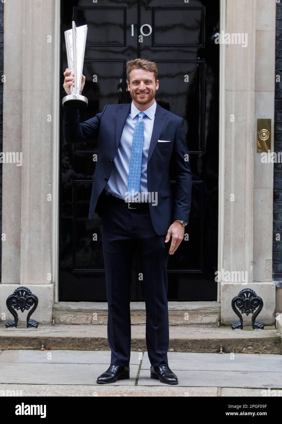 Londres, Royaume-Uni. 22nd mars 2023. Capitaine d'Angleterre, Jos Butler., avec le trophée coupe du monde de cricket. Les membres de l'équipe de cricket de l'Angleterre visitent 10 Downing Street. Ils ont remporté la coupe du monde en 2019 mais, en raison de la pandémie, ils n'ont pas pu célébrer correctement. L'Angleterre a battu la Nouvelle-Zélande pour gagner la coupe du monde pour les hommes pour la première fois après que l'un des jeux de cricket les plus incroyables jamais joué ait été lié deux fois. Crédit : Mark Thomas/Alay Live News Banque D'Images