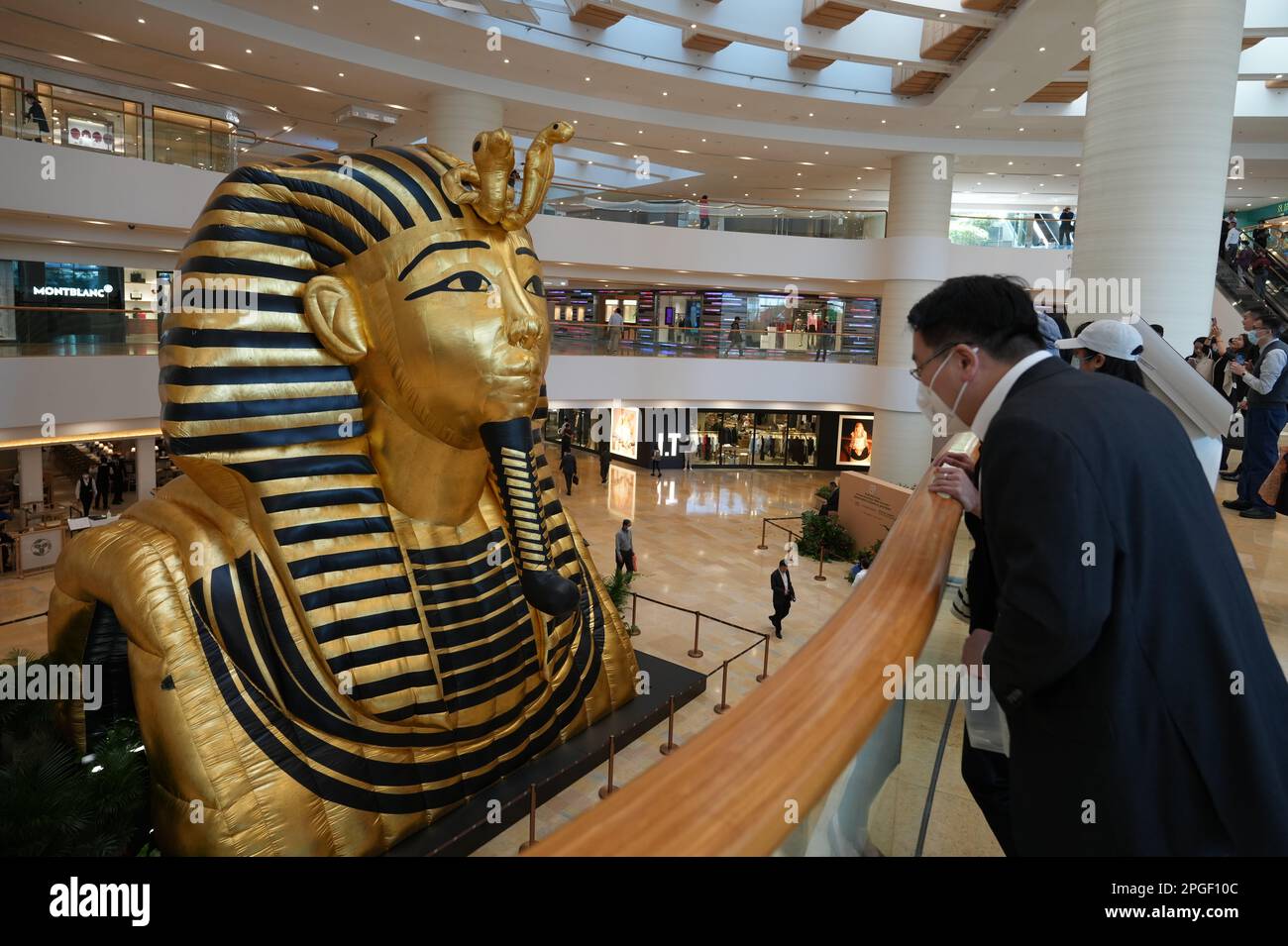 HHravityHH une installation à grande échelle de l'artiste conceptuel Awol Erizku, basé à Los Angeles, est exposée à Pacific place à Admiralty. 16MAR23 SCMP / Sam Tsang Banque D'Images