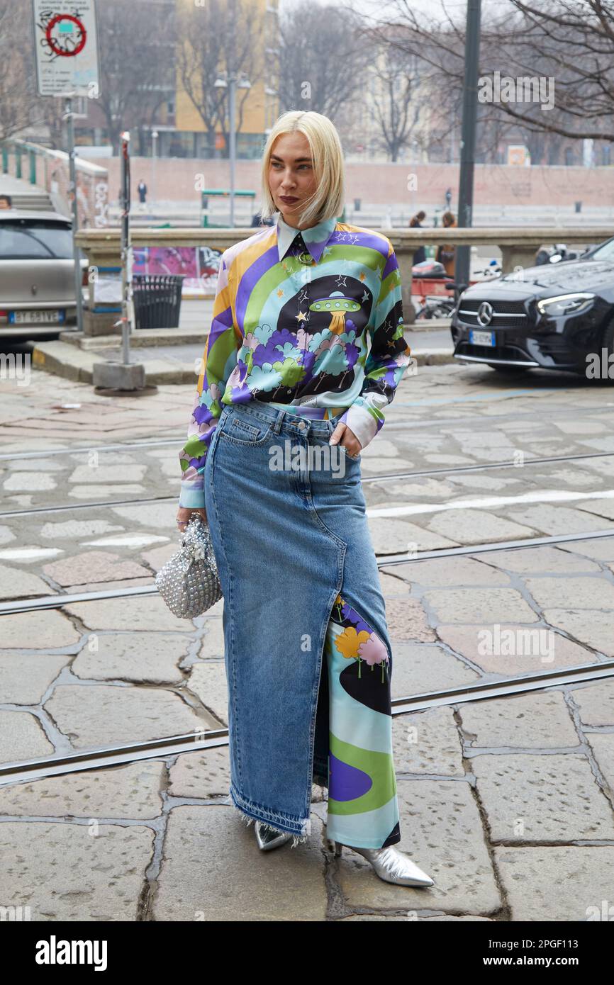 MILAN, ITALIE - 24 FÉVRIER 2023 : femme avec jupe en denim bleu et chemise colorée avant le spectacle de mode Sportmax, Milan Fashion week Street style Banque D'Images