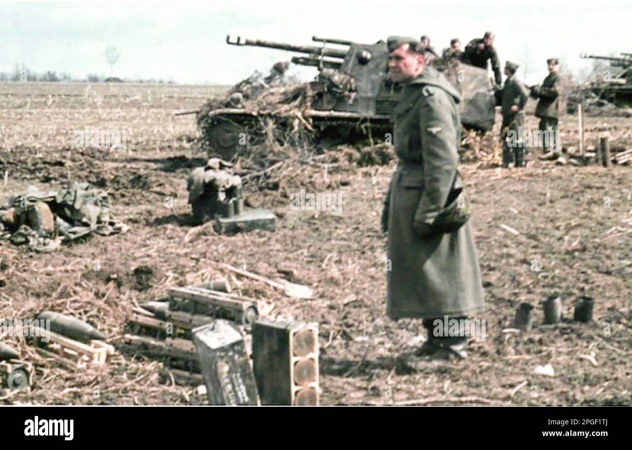 Deux guerres mondiales photo couleur un soldat allemand se tient près des munitions d'artillerie sur le front russe 1944 . . Avril 1944 les hommes sont de la 10e Panzerdivision SS Frundsberg tirant Wespe (Wasp) Howitzer automoteur. Banque D'Images