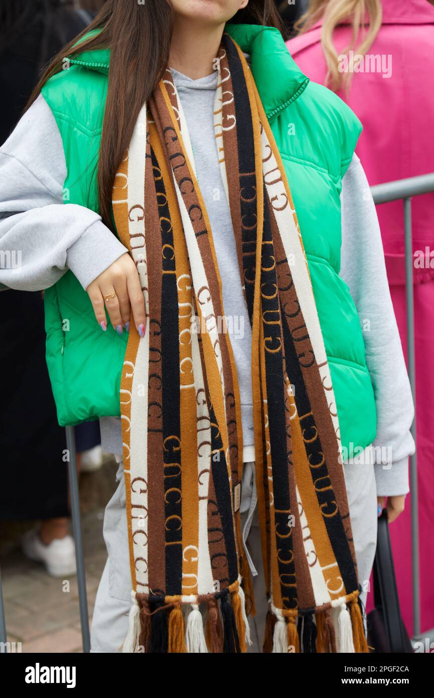MILAN, ITALIE - 24 FÉVRIER 2023: Femme avec marron, beige, noir et blanc foulard  Gucci avant le défilé de mode Gucci, Milan Fashion week Street style Photo  Stock - Alamy