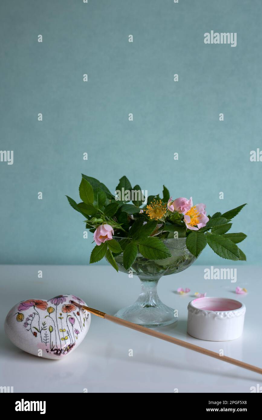vase avec fleurs et équipement de studio d'artiste Banque D'Images