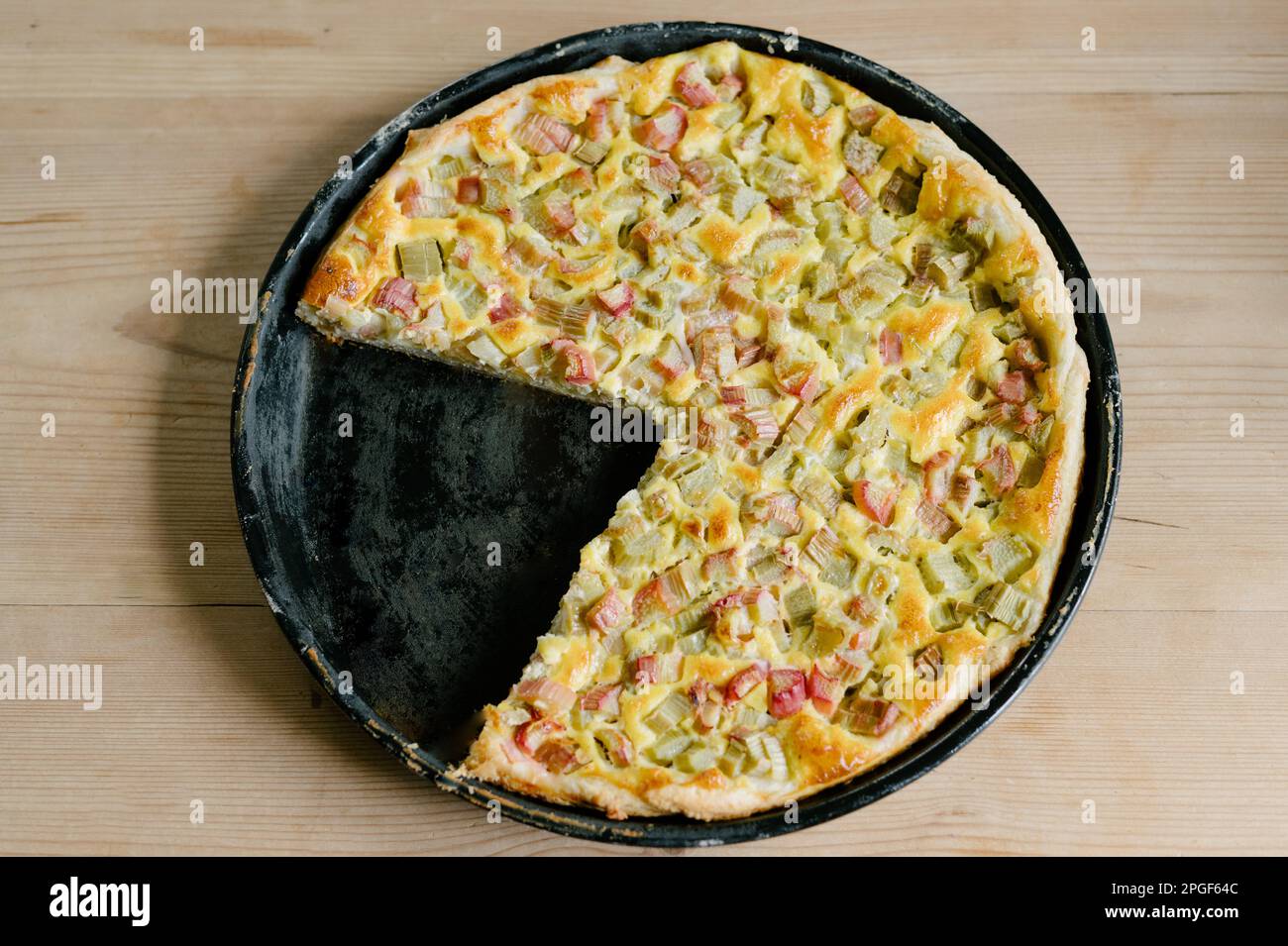 Vue en hauteur de la tarte fraîche sur une table en bois Banque D'Images