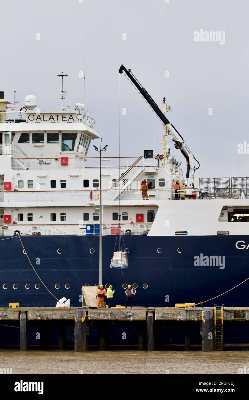 Les employés et l'équipage du navire de bouées de Trinity House, Galatea, chargent des fournitures à bord du Galatea en préparation du départ. Banque D'Images