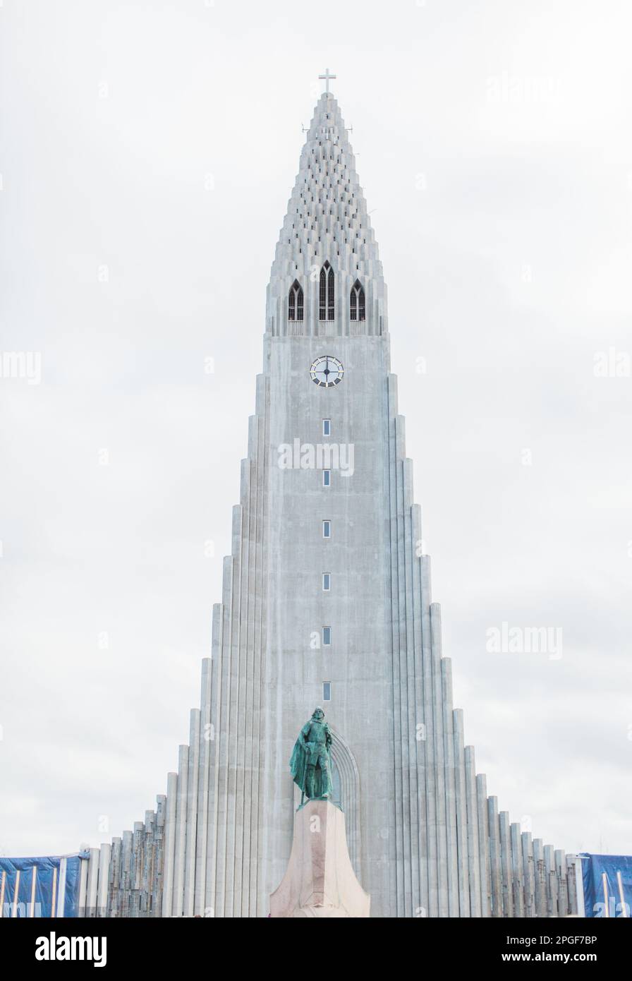 Cathédrale de Hallgrímskirkja à Reykjavik, en Islande, le temps d'une journée d'hiver nuageux Banque D'Images