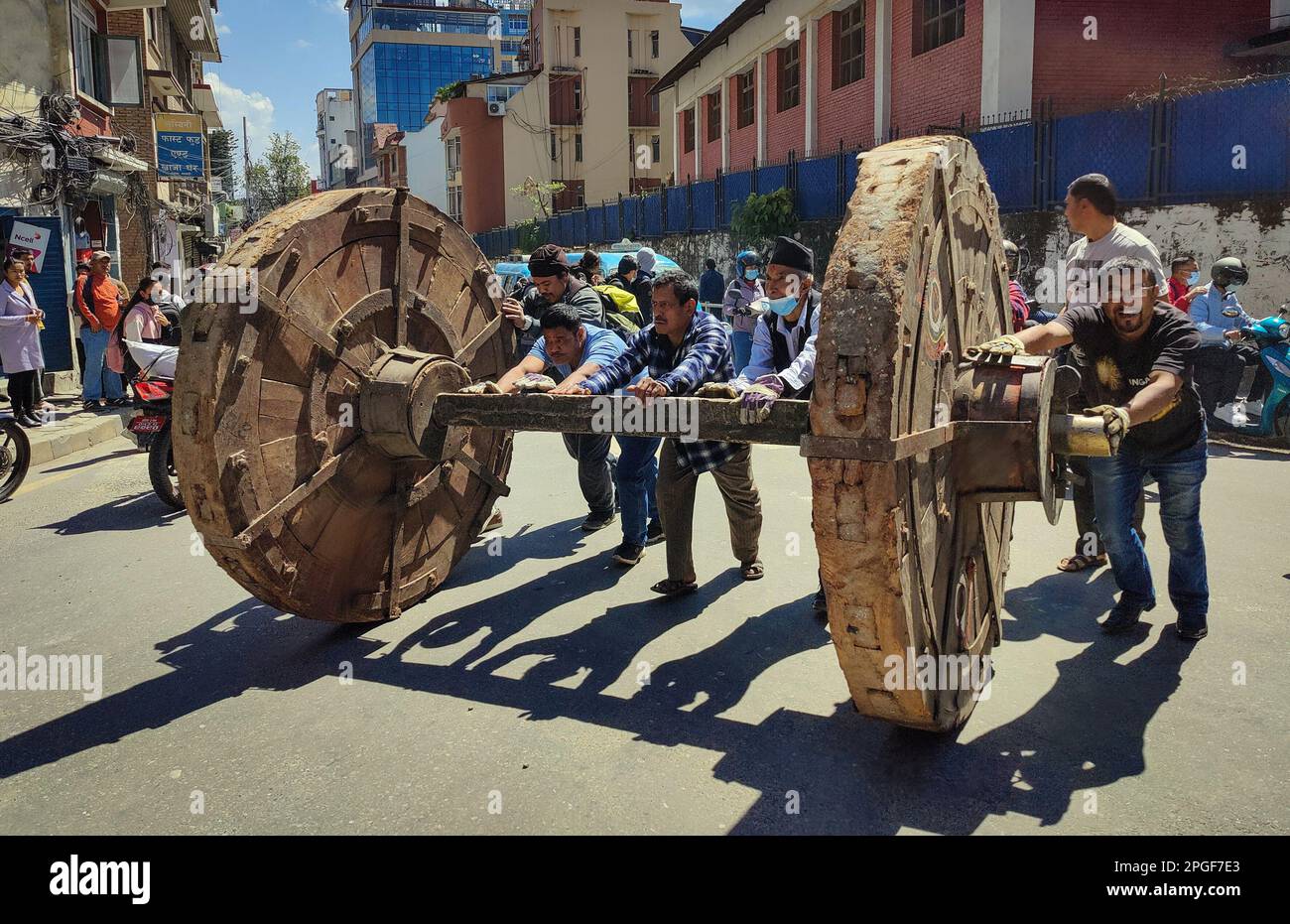 Katmandou, Bagmati, Népal. 22nd mars 2023. Les gens roulent les roues en préparation du char pour le festival de char Seuto Machhendranath à Katmandou, au Népal, sur 22 mars 2023. Seuto Machhendranath, également connu sous le nom de Dieu de la pluie, est une déité adorée par les hindous et les bouddhistes. (Credit image: © Sunil Sharma/ZUMA Press Wire) USAGE ÉDITORIAL SEULEMENT! Non destiné À un usage commercial ! Banque D'Images