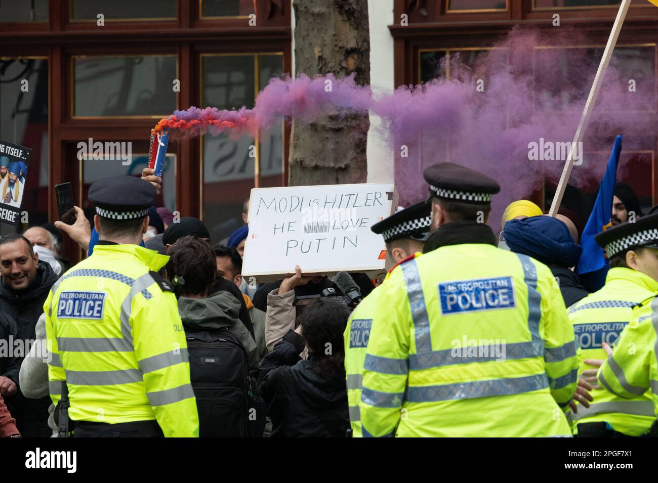 Londres, Royaume-Uni. 22 mars 2023. Un démonstrateur tient un écriteau déclarant « modi est Hitler » comme une protestation sikhs devant le Haut-commissariat de l'Inde contre la droite Banque D'Images