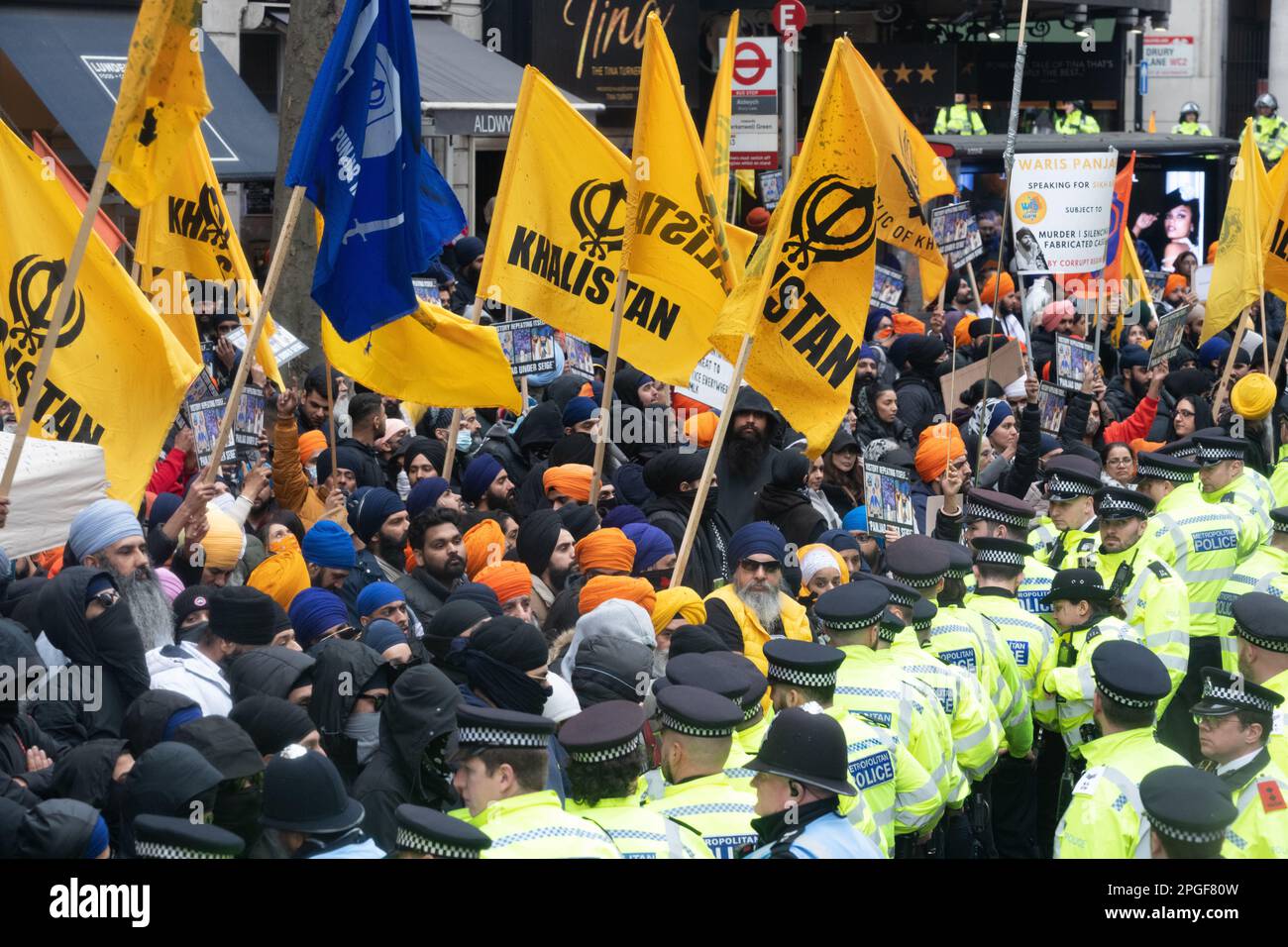 Londres, Royaume-Uni. 22 mars 2023. Une rangée de policiers contient des manifestants sikhs devant le Haut-commissariat de l'Inde, manifestant contre les abus de droits au Punjab, Banque D'Images