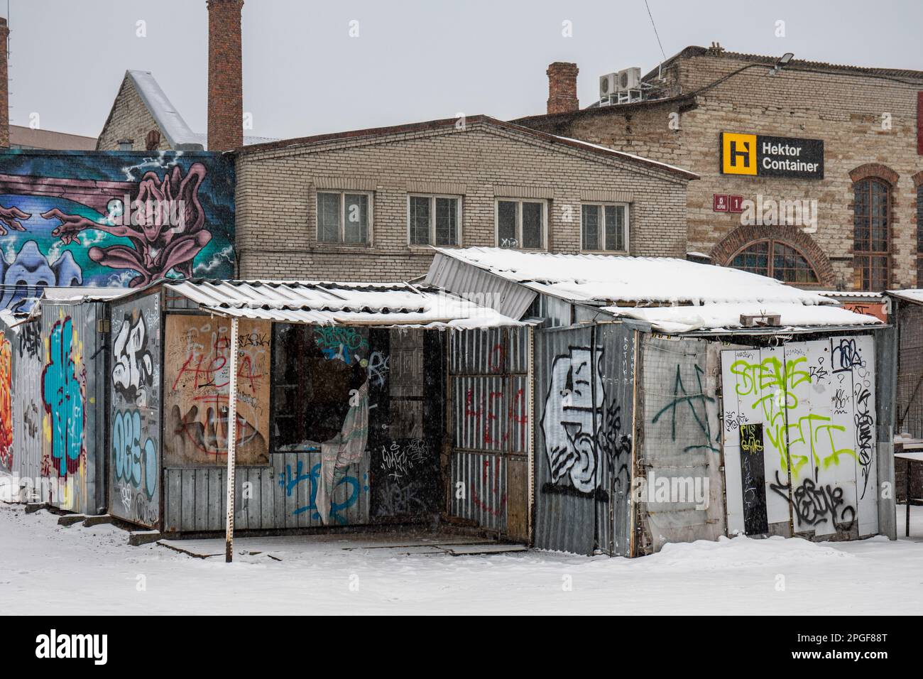 Des cabanes en fonte ondulée recouvertes de graffitis et d'étiquettes dans le district de Telliskivi à Tallinn, en Estonie Banque D'Images