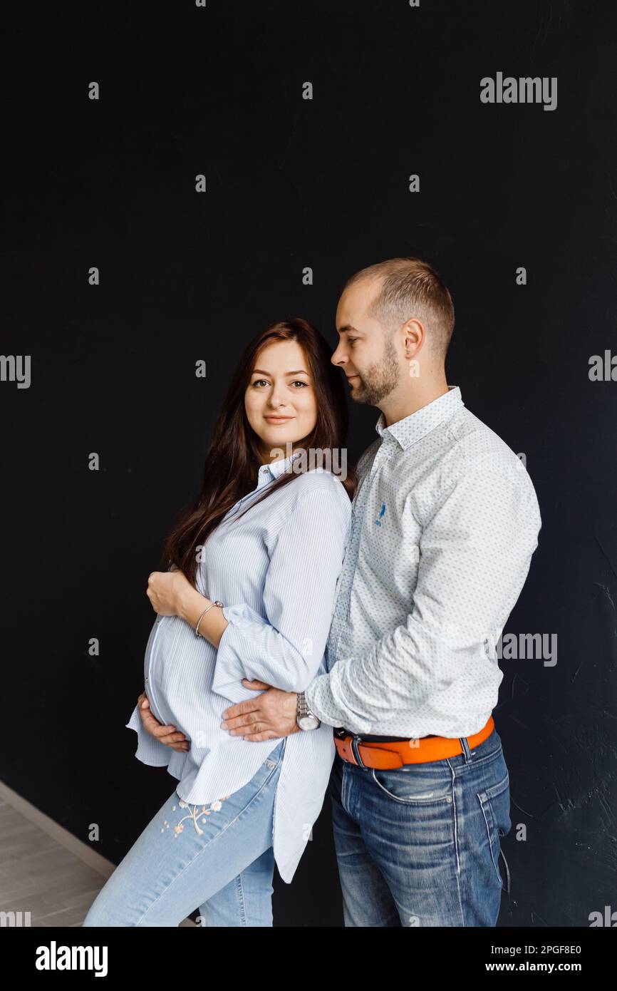le couple qui attend un enfant connaît une période heureuse de grossesse Banque D'Images
