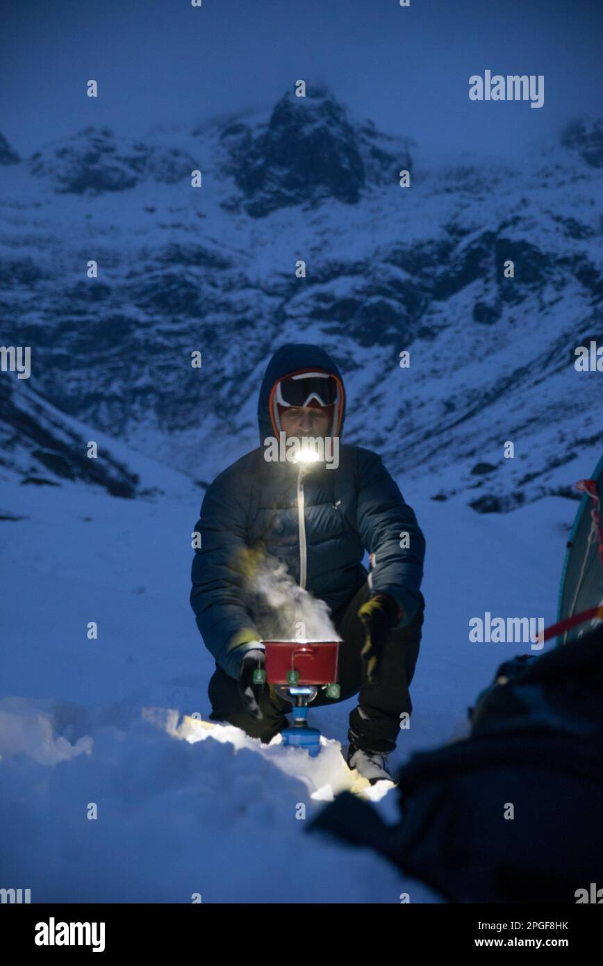 Randonnée d'hiver Suisse Camping neige tente cuisine Banque D'Images