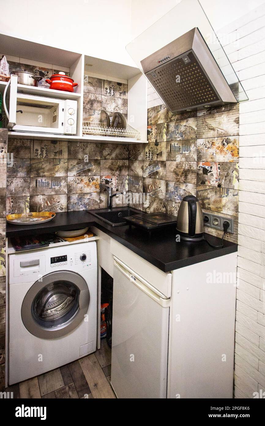 petite kitchenette moderne et confortable avec lave-linge, réfrigérateur et  cuisinière électrique. Voyage Photo Stock - Alamy