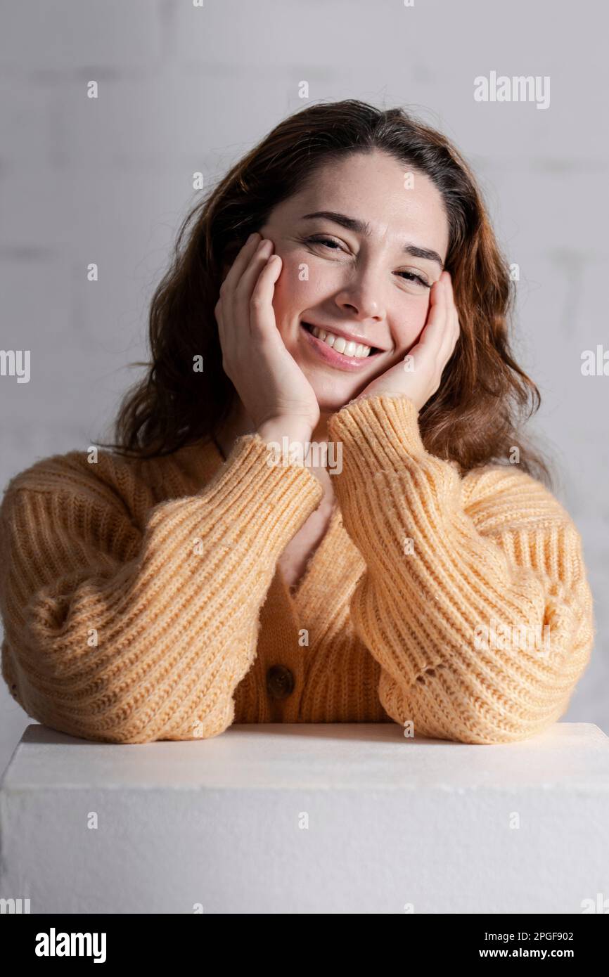 portrait d'une femme souriante et heureuse regardant l'appareil photo Banque D'Images