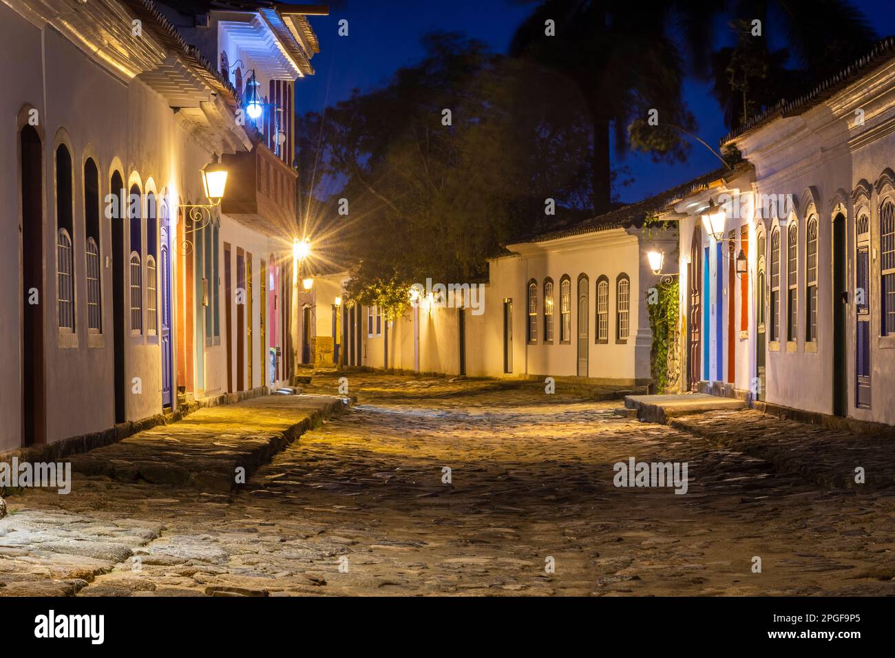 Belles vieilles maisons coloniales historiques et rue à Paraty Banque D'Images