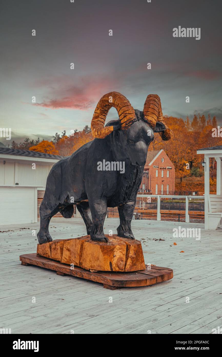 Statue de chèvre noire avec cornes dorées Banque D'Images