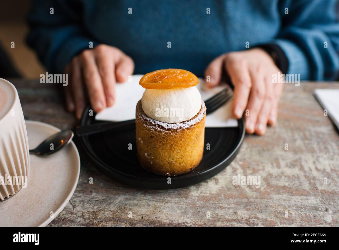 beau cupcake sur une assiette dans un café avec café Banque D'Images