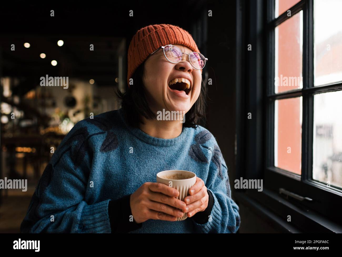 Femme asiatique riant prendre un café dans un café Banque D'Images