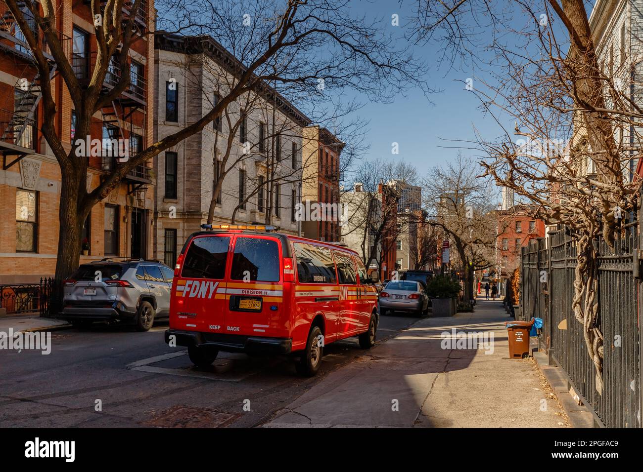 Brooklyn, New York, Etats-Unis - 11 février 2023 : moteurs d'incendie FDYN devant la porte de garage de la caserne de pompiers Engine 205 H&L 118 à Brooklyn, à côté de Manhattan o Banque D'Images