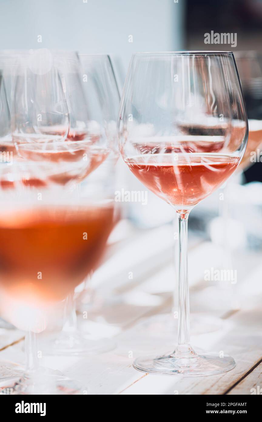 plusieurs verres à vin de rose défocused Banque D'Images