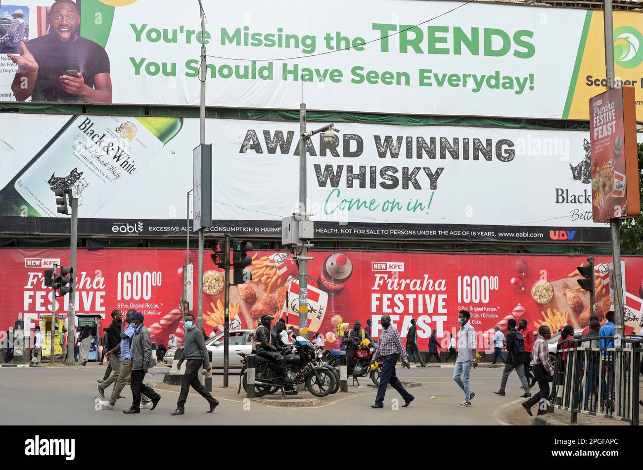 KENYA, Nairobi, TRAFFIC, Kentucky Fried Chicken KFC et Scotch Whiskey publicité, Black and White Whiskey appartient à british Diageo Group / KENIA, Nairobi, Stadtzentrum, Verkehr, Werbung Banque D'Images