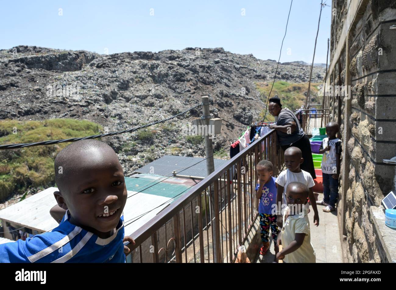 KENYA, Nairobi, le bidonville de Korogocho, maisons près du site d'immersion de déchets de Dandora / KENIA, Nairobi, le bidonville de Korogocho, Häuser an der Dandora Müllkippe Banque D'Images