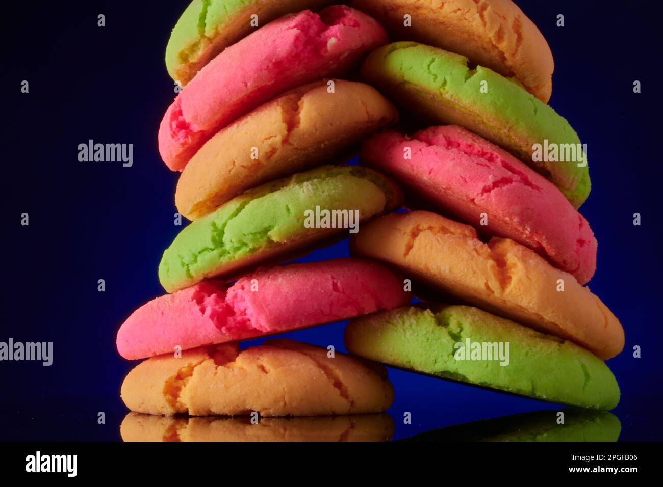 Pile de biscuits aux couleurs fluo Banque D'Images