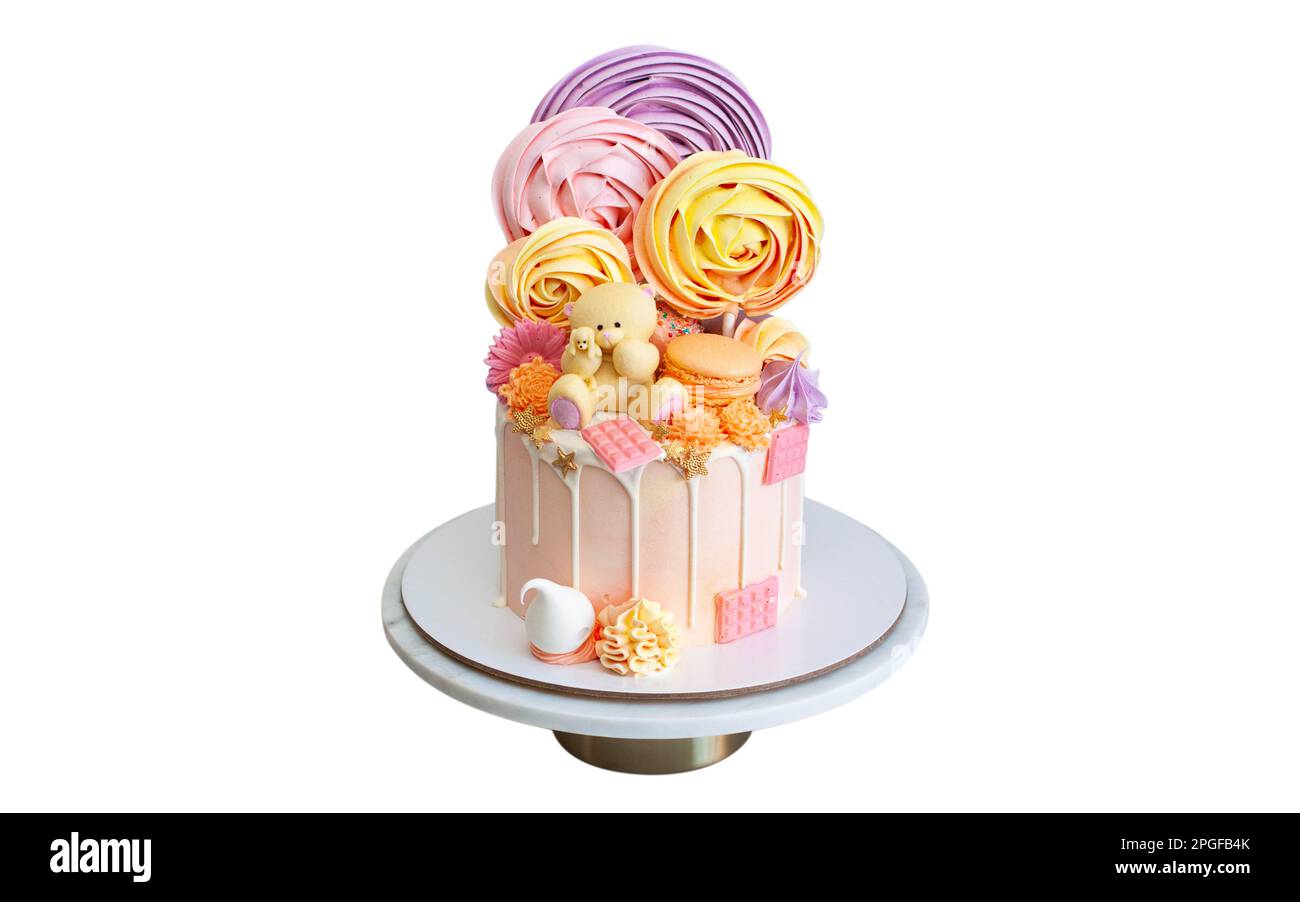 Gâteau rose tendre pour bébé fille anniversaire mignon ours en peluche jouet, chocolat et meringue tourbillons. Isolé sur fond blanc. Orientation horizontale Banque D'Images