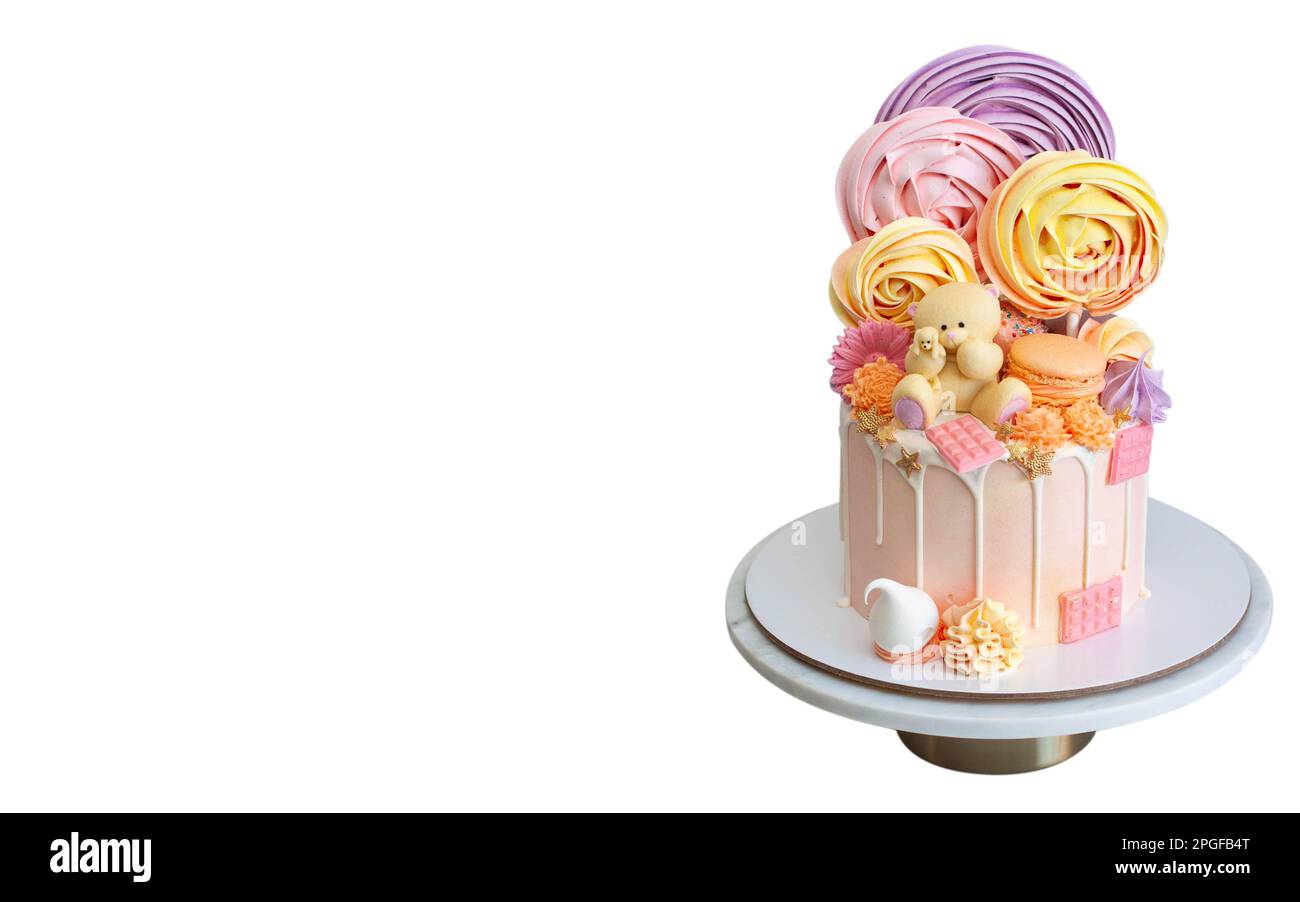 Gâteau rose tendre pour bébé fille anniversaire mignon ours en peluche jouet, chocolat et meringue tourbillons. Isolé sur fond blanc. Orientation horizontale Banque D'Images