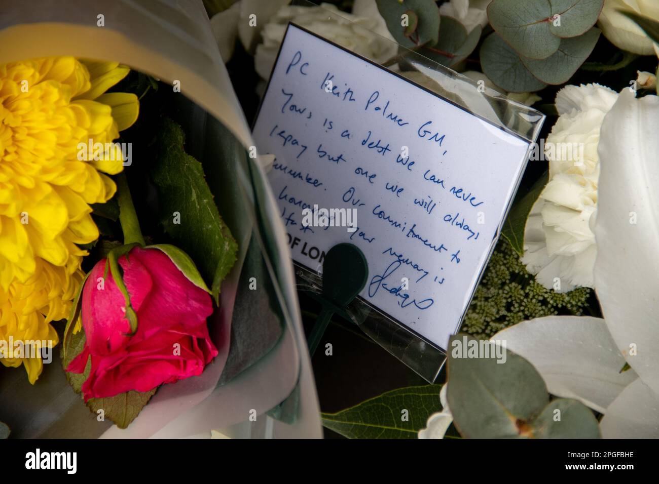 Londres, Royaume-Uni. 22nd mars 2023. Les gens rendent hommage à Keith David Palmer GM, un agent de la police métropolitaine qui a perdu la vie en protégeant le Parlement d'une attaque terroriste il y a six ans. Palmer a reçu à titre posthume la médaille George pour son courage dans l'exercice de ses fonctions. Credit: Sinai Noor/Alay Live News Banque D'Images