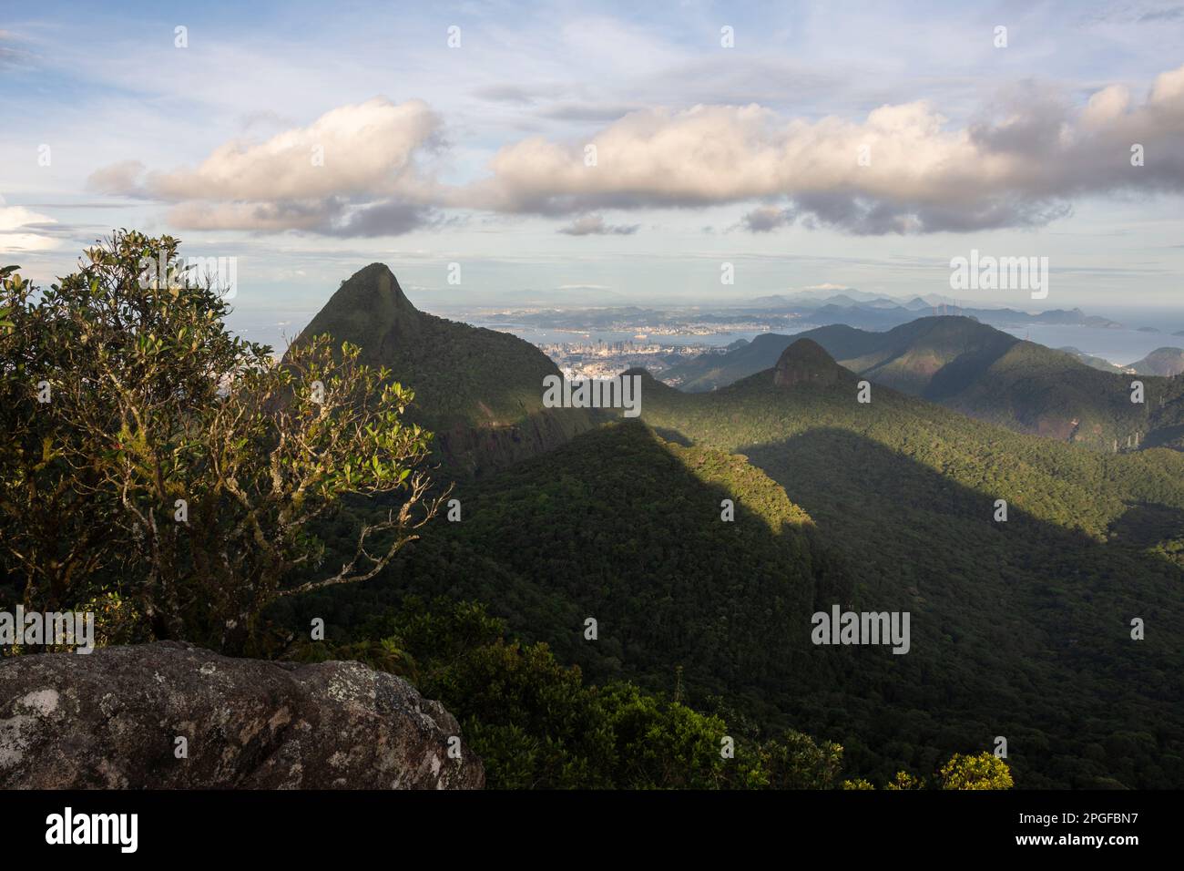Belle vue sur les montagnes et paysage de forêt tropicale de l'atlantique Banque D'Images