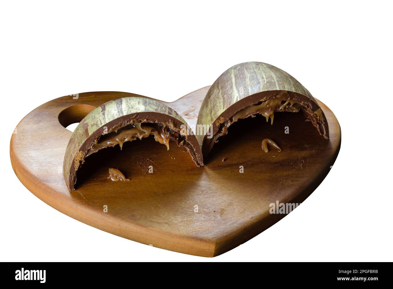 Demi-œuf de Pâques en tranches avec double coquille farcie de caramel et de biscuits. Banque D'Images