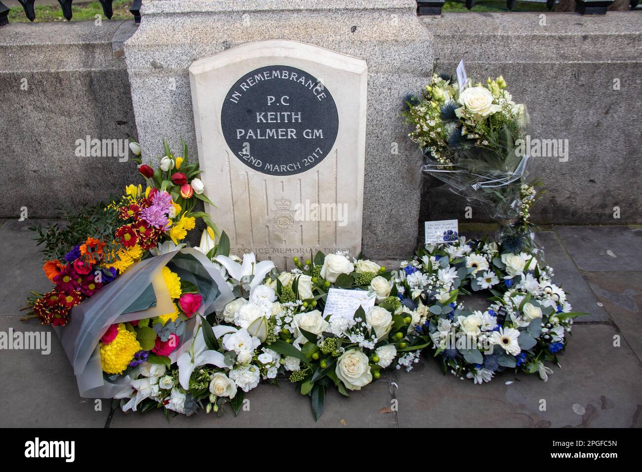 Londres, Royaume-Uni. 22nd mars 2023. Les gens rendent hommage à Keith David Palmer GM, un agent de la police métropolitaine qui a perdu la vie en protégeant le Parlement d'une attaque terroriste il y a six ans. Palmer a reçu à titre posthume la médaille George pour son courage dans l'exercice de ses fonctions. Credit: Sinai Noor/Alay Live News Banque D'Images