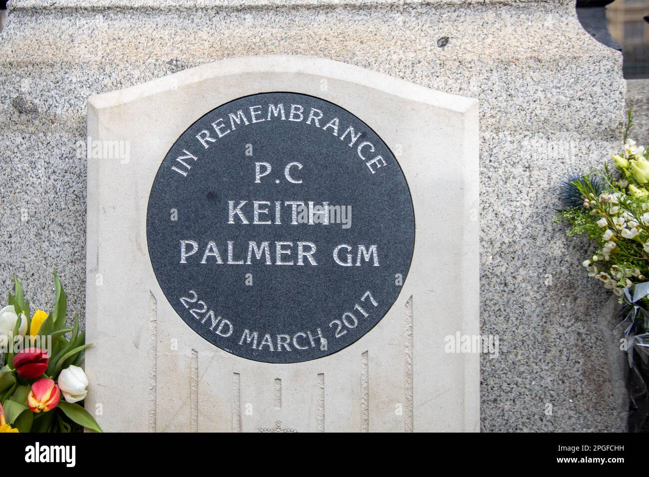 Londres, Royaume-Uni. 22nd mars 2023. Les gens rendent hommage à Keith David Palmer GM, un agent de la police métropolitaine qui a perdu la vie en protégeant le Parlement d'une attaque terroriste il y a six ans. Palmer a reçu à titre posthume la médaille George pour son courage dans l'exercice de ses fonctions. Credit: Sinai Noor/Alay Live News Banque D'Images