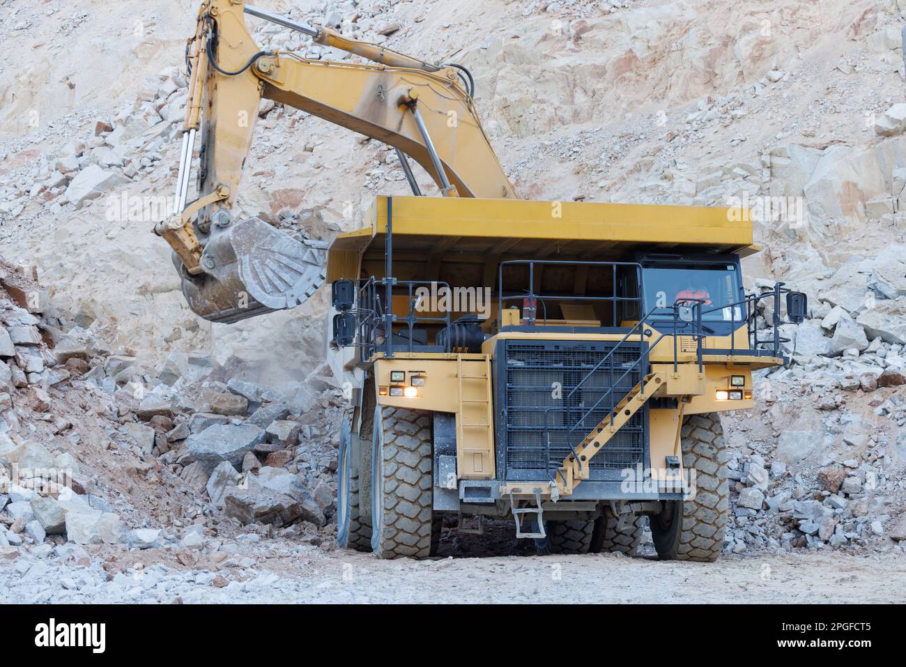 Machines minières travaillant dans une mine à ciel ouvert Banque D'Images