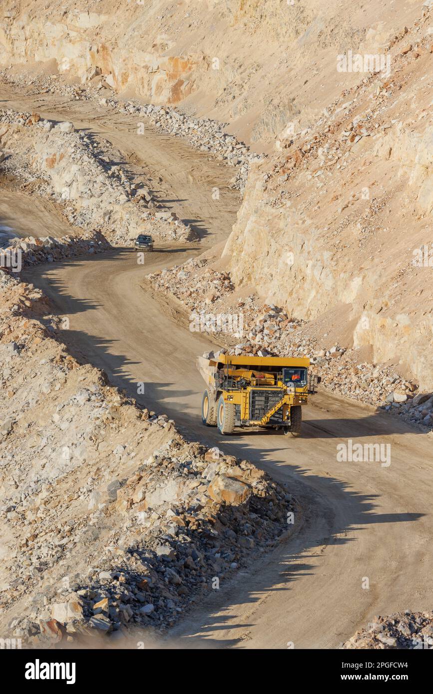 Machines minières travaillant dans une mine à ciel ouvert Banque D'Images