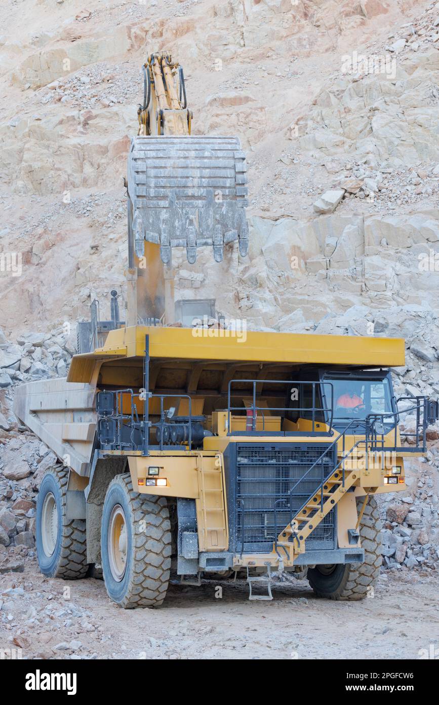 Machines minières travaillant dans une mine à ciel ouvert Banque D'Images