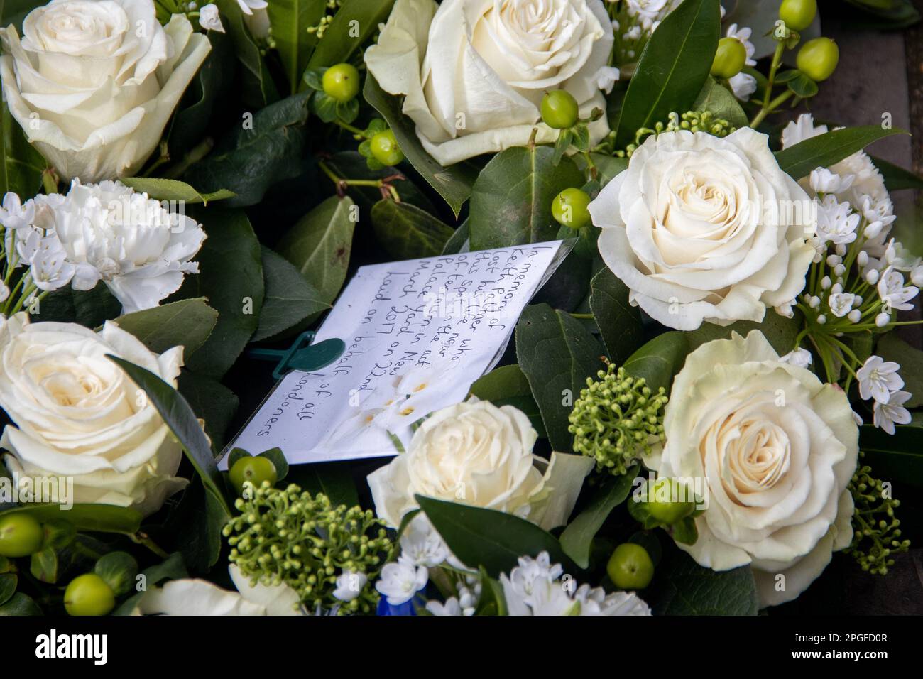 Londres, Royaume-Uni. 22nd mars 2023. Les gens rendent hommage à Keith David Palmer GM, un agent de la police métropolitaine qui a perdu la vie en protégeant le Parlement d'une attaque terroriste il y a six ans. Palmer a reçu à titre posthume la médaille George pour son courage dans l'exercice de ses fonctions. Credit: Sinai Noor/Alay Live News Banque D'Images