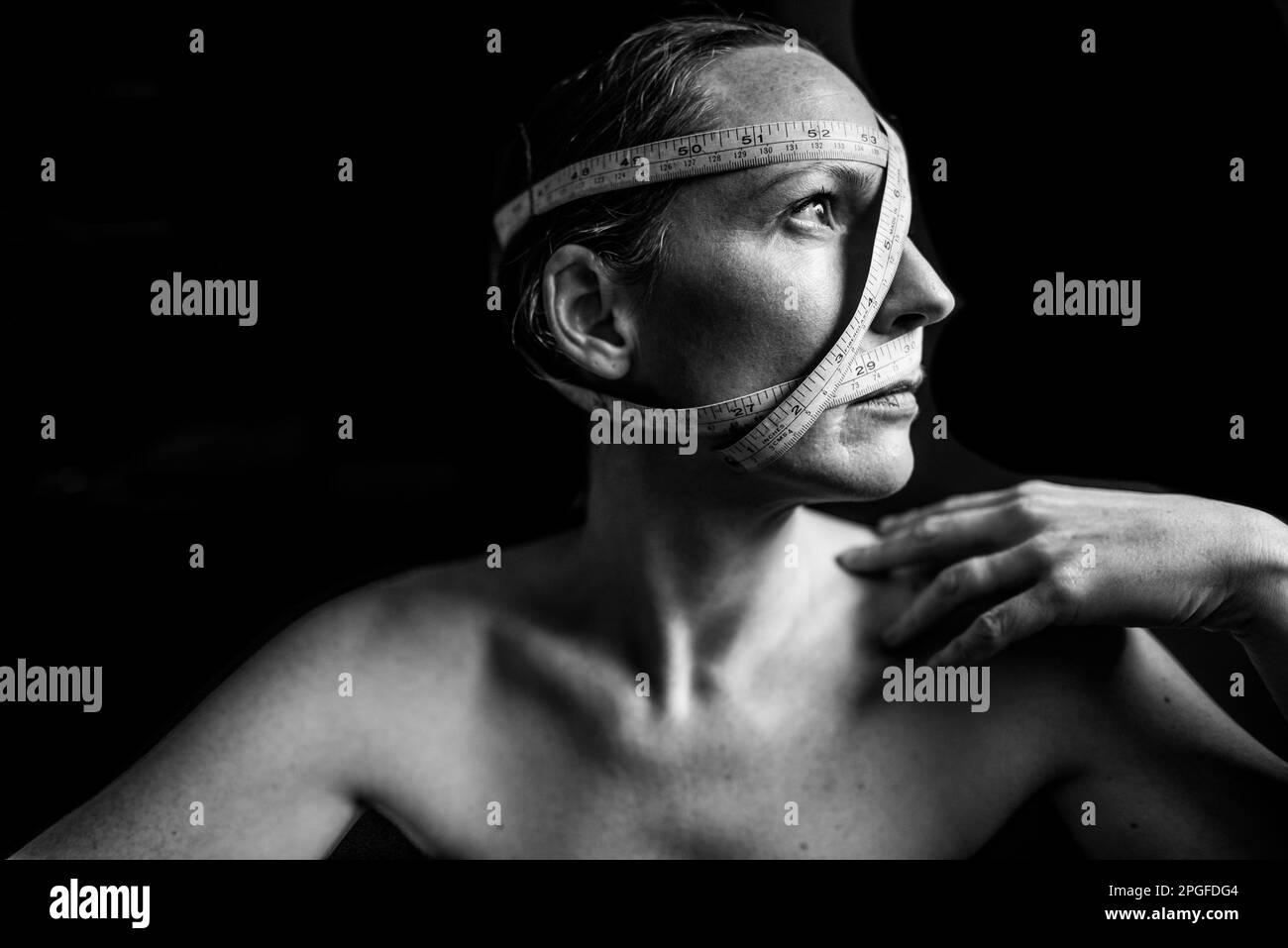 Portrait d'une femme forte qui envisage comment elle se comporte Banque D'Images