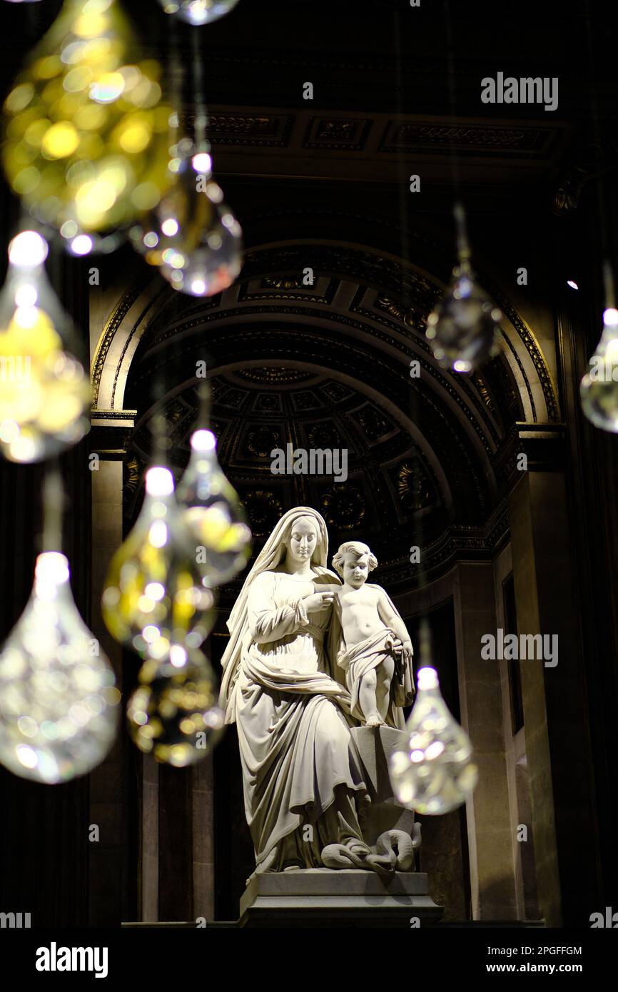 Photo sélective d'une statue illuminée par plusieurs ampoules Banque D'Images