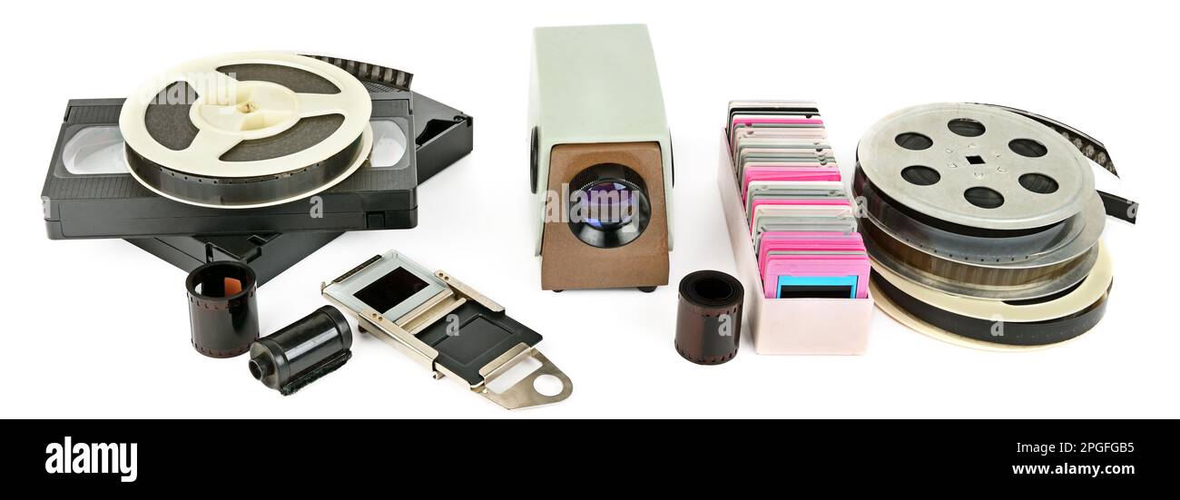 Vieilles cassettes vidéo et vidéoprojecteur avec diapositives isolées sur fond blanc. Supports de stockage rétro. Photo large Banque D'Images