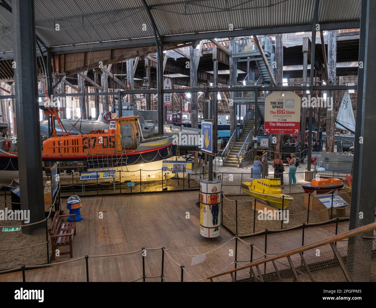 Vue générale à l'intérieur de la collection de bateaux de sauvetage historiques RNLI, chantier naval historique de Chatham, Kent, Royaume-Uni. Banque D'Images
