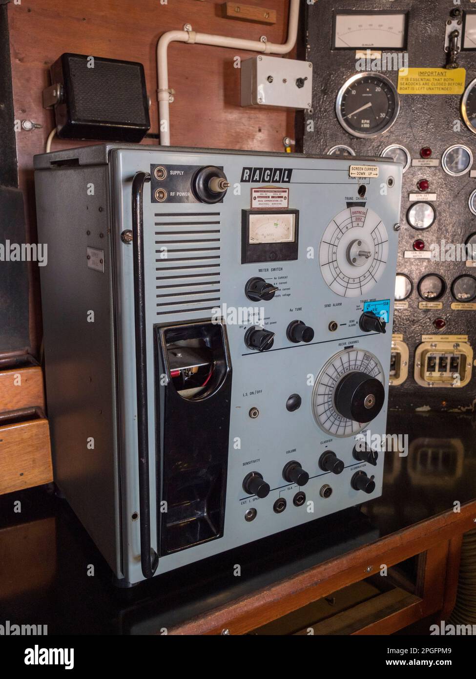 Radiotéléphone Racal (TRA950) à l'intérieur de « Edward Bridges », un canot de sauvetage de classe Arun, collection de bateaux de sauvetage historiques RNLI, chantier naval historique de Chatham, Kent, Royaume-Uni. Banque D'Images