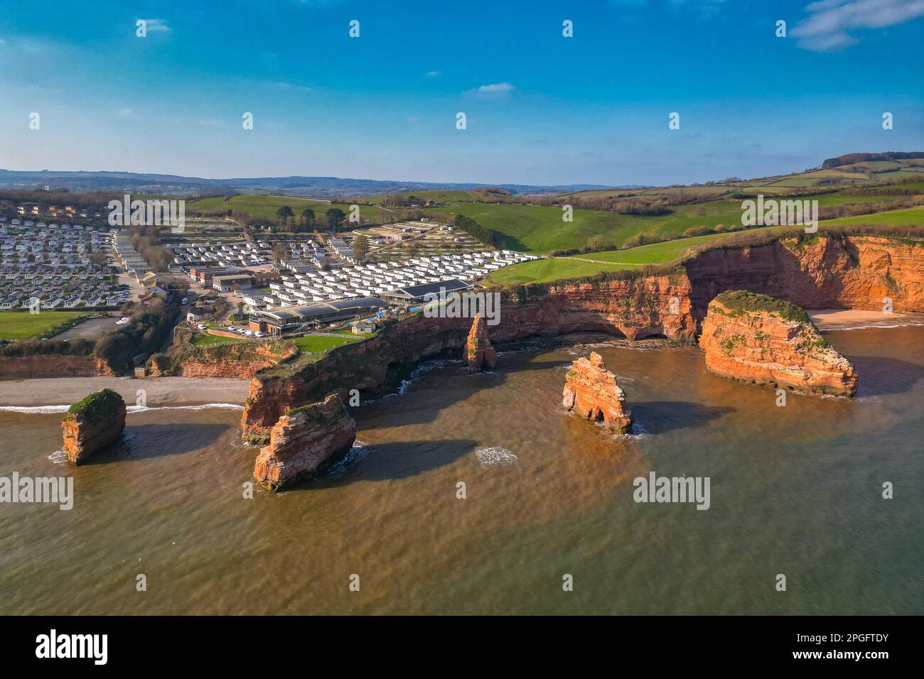 Vue aérienne des pinnacles et des falaises de grès de Ladram Bay près d'Otterton sur la côte jurassique du Devon. Banque D'Images