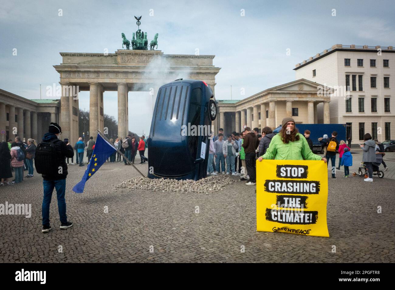 Accident de voiture : les militants écologistes de Greenpeace ont organisé une manifestation publique contre la politique climatique européenne devant la porte de Brandebourg de Berlin et ont placé une voiture écrasée sur le trottoir. « Le sommet s'écrouler dans le climat », lit une affiche. Ils exigent une action urgente des décideurs européens en matière de climat. Actuellement, les politiciens et les lobbyistes de l'industrie à Berlin et Bruxelles se disputent l'avenir des voitures à essence. Banque D'Images