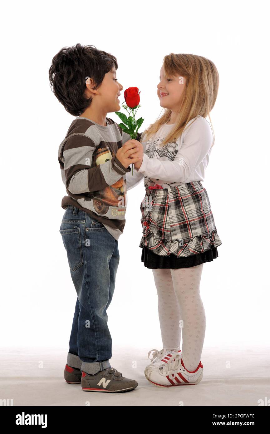 Mignon petit garçon et fille amoureux de rose, mignon petits amoureux Banque D'Images